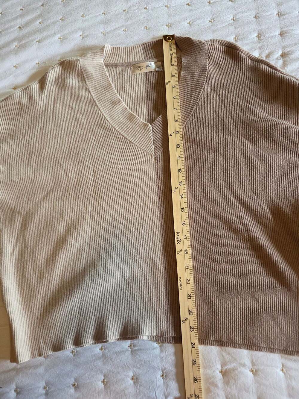RD Style Two-Tone V-Neck Ribbed Knit Sweater - Picture 4 of 5
